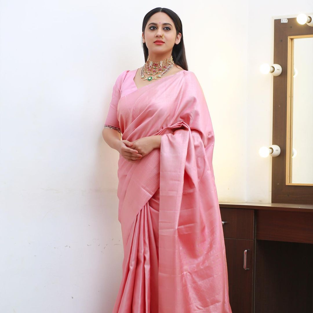 Malayalam Actress Miya George Beautiful jewelry in Pink Saree